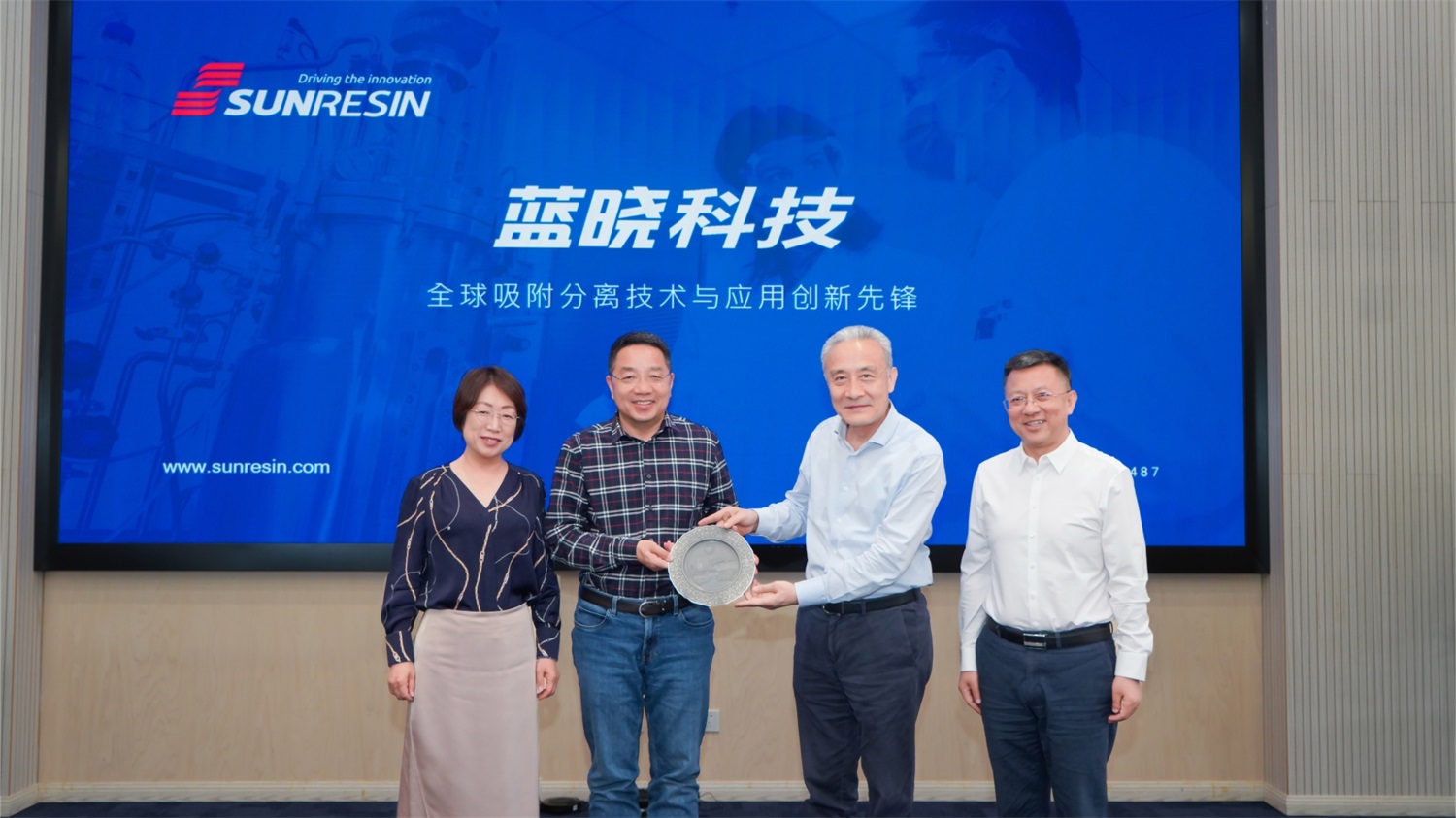 四川大学校长汪劲松一行莅临钱能钱包科技参观交流